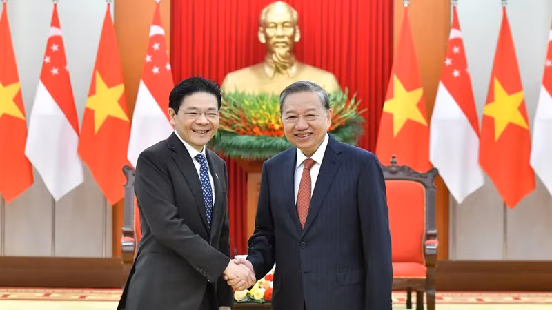 Генеральный секретарь ЦК КПВ То Лам (справа) и Премьер-министр Сингапура Лоуренс Вонг. Фото: Данг Кхоа