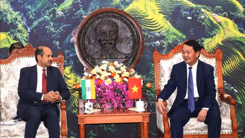 Секретарь Парткома провинции Хажанг Хау А Лень (справа) и Посол Сандип Арья. Фото: ВИА