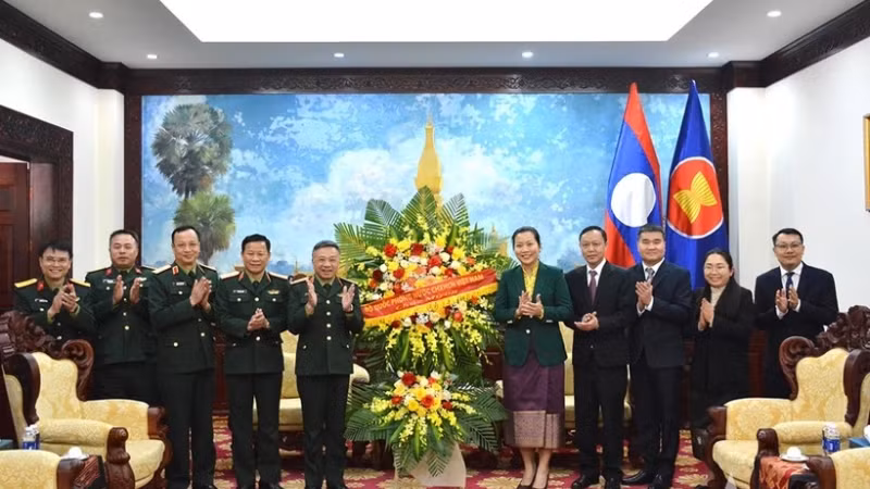 Генерал-полковник Ле Куанг Минь поздравляет Посольство Лаоса с праздником. Фото: qdnd.vn