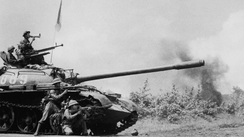 Танки Освободительной армии атакуют городок Буонматхуот, 10 марта 1975 года. (Архивное фото: ВИА)