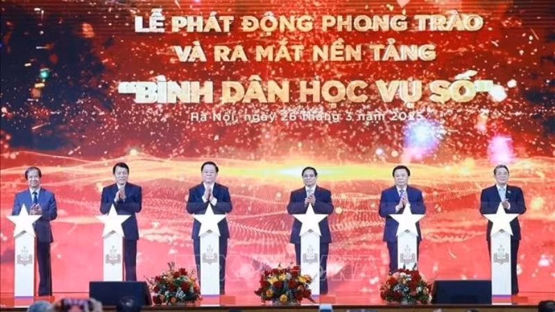 Премьер-министр Фам Минь Тьинь и делегаты запускают «Движение цифровой грамотности».
