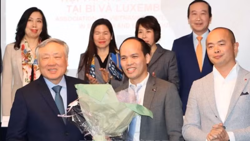 Постоянный вице-премьер Нгуен Хоа Бинь (первый слева на переднем плане) вручает цветы председателю ViLaB.