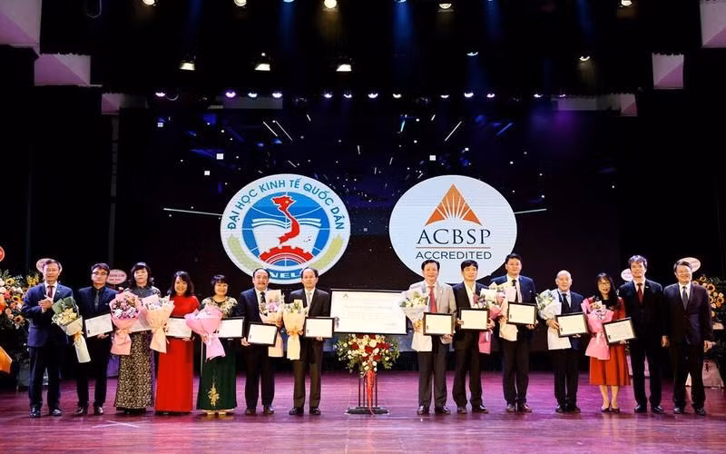 Руководители УНХ Вьетнама вручают сертификаты подразделениям. 