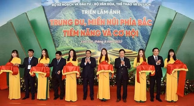 Премьер-министр Вьетнама Фам Минь Тьинь и руководители перерезают ленту в знак открытия фотовыставки. Фото: Чан Хай