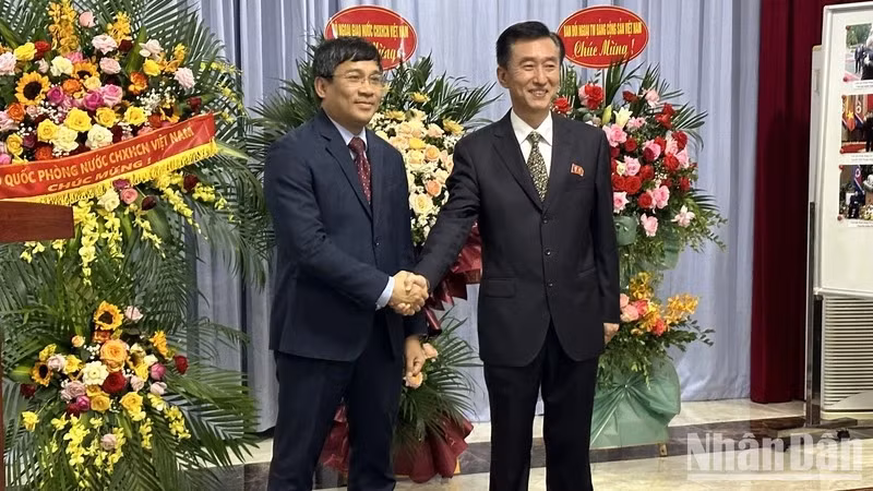 Заместитель министра иностранных дел Вьетнама Нгуен Минь Ву (слева) и временный поверенный в делах КНДР во Вьетнаме Ри Хо Джун.