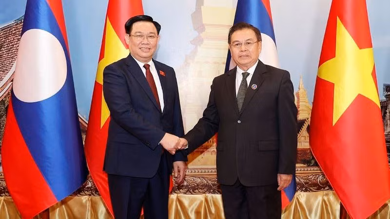 Председатель НС Вьетнама Выонг Динь Хюэ (слева) и Председатель НА Лаоса Сайсомфон Фомвихан. Фото: ВИА