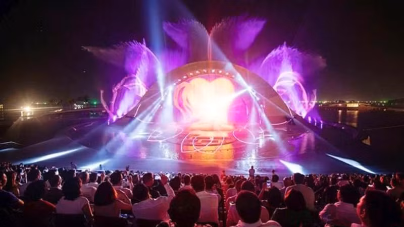 Мультимедийное шоу «Поцелуй моря» привлекает туристов на Фукуок.