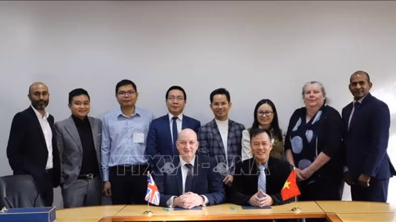 Делегация HCMUE и руководители LSBU фотографируются на память. Фото: ВИА