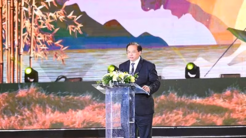 Заместитель министра культуры, спорта и туризма Та Куанг Донг выступает на церемонии.