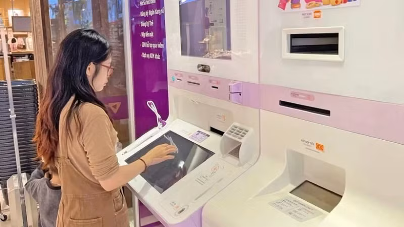 Клиент в LiveBank от TPBank – первой системе автобанкинга во Вьетнаме. Фото: Hanoimoi.vn