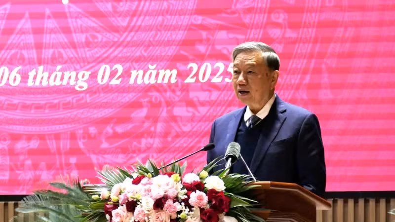 Генеральный секретарь ЦК КПВ То Лам выступает на встрече. 