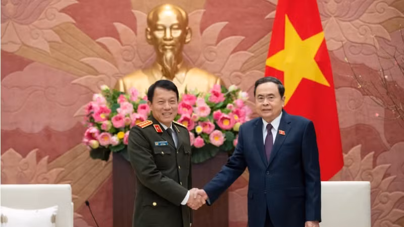 Председатель НС Чан Тхань Ман (справа) и Министр общественной безопасности генерал армии Лыонг Там Куанг. Фото: Зюи Линь 