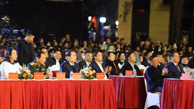 Председатель НС Чан Тхань Ман и делегаты на программе. Фото: Зюи Линь