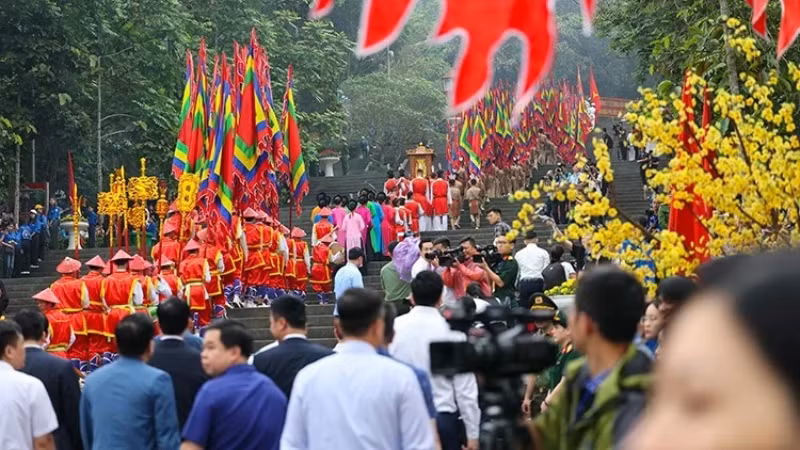 Люди принимают участие в мероприятиях в рамках Дня поминовения королей Хунгов, что способствует популяризации наследия 18 апреля 2024 года.