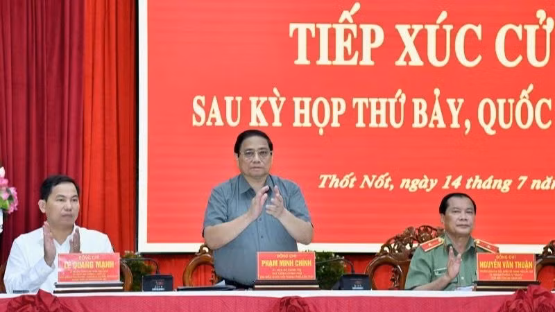 Премьер-министр Фам Минь Тьинь выступает на встрече. 