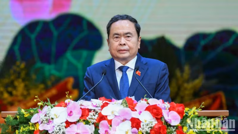 Председатель НС Вьетнама Чан Тхань Ман выступает с речью. 