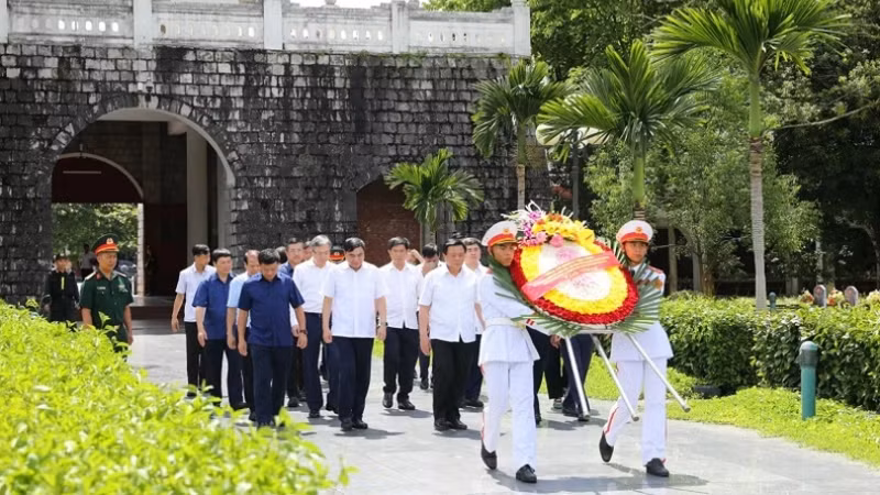 Товарищ Нгуен Суан Тханг почитает память павших бойцов на кладбище павших бойцов A1.