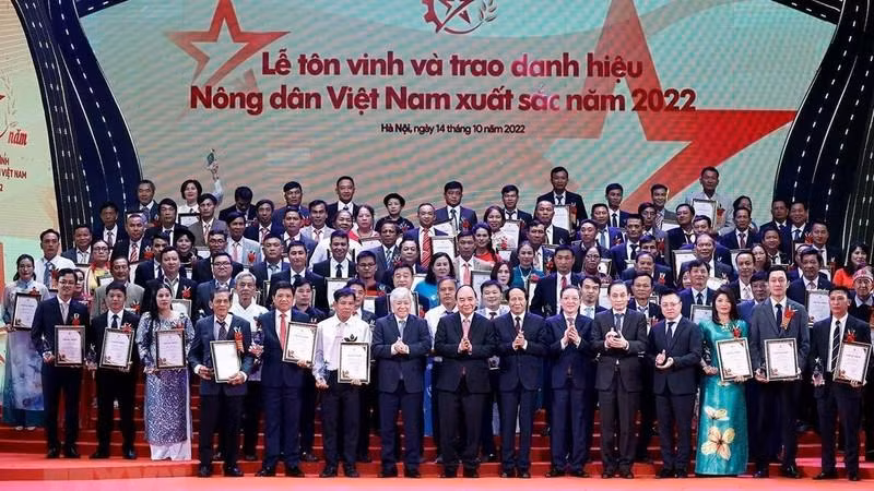 Президент Вьетнама Нгуен Суан Фук и делегаты фотографируются на память. 