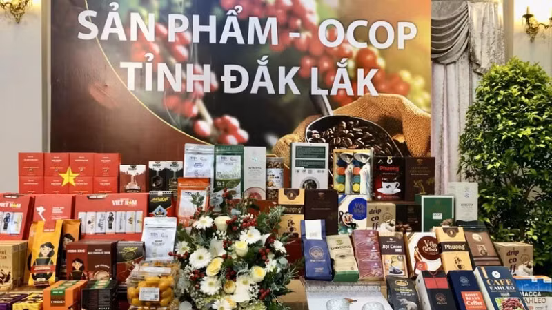 Разнообразные кофейные продукты OCOP из провинции Даклак на выставке. 