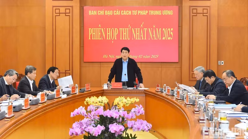 Президент Лыонг Кыонг выступает на заседании. 