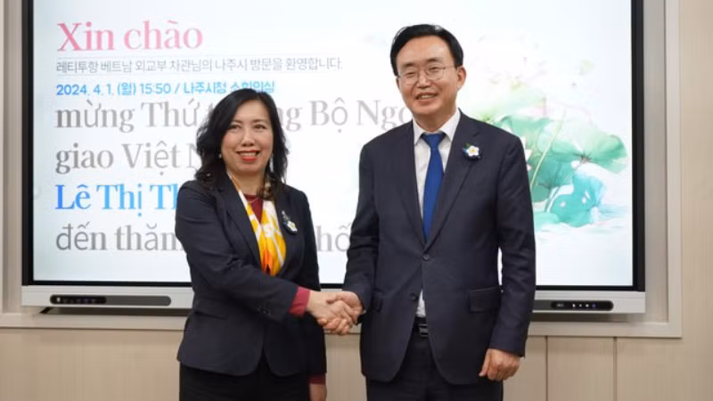 Замминистра иностранных дел Ле Тхи Тху Ханг и Мэр Наджу Юн Бён Тхэ. Фото: ВИА