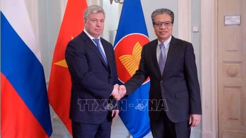 Посол Вьетнама в России Данг Минь Кхой (справа) и Губернатор Ульяновской области Алексей Юрьевич Русских. Фото: ВИА