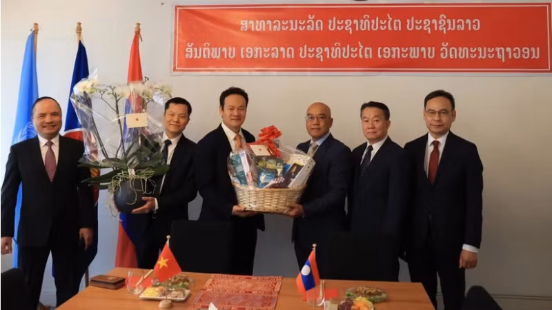 Посол Май Фан Зунг поздравляет Постоянную миссию Лаоса в Женеве с Национальным праздником. Фото: ВИА