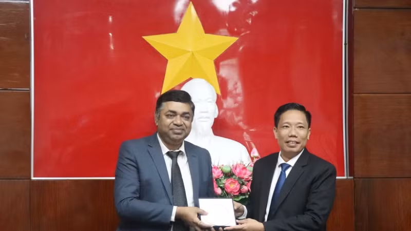 Зампредседателя Народного комитета г. Кантхо Нгуен Тхык Хиен (справа) и Генеральный консул Индии в г. Хошимине Мадан Мохан Сетхи. Фото: ВИА