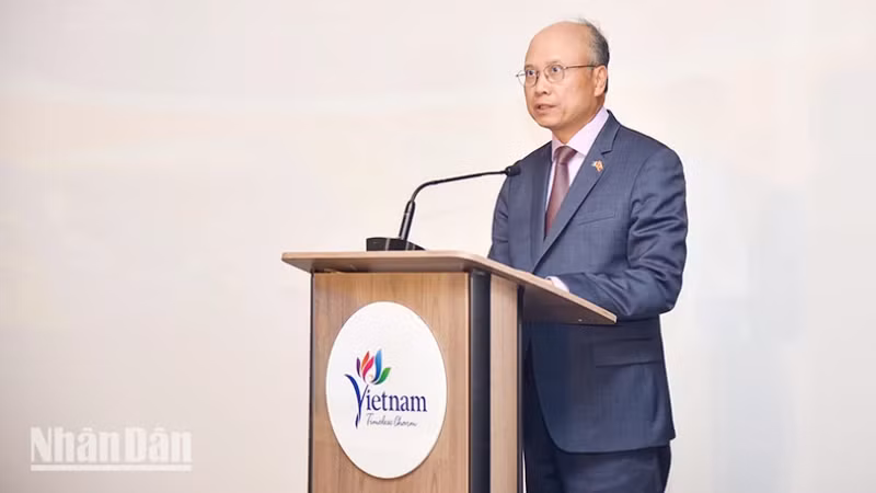 Посол Вьетнама во Франции Динь Тоан Тханг выступает на мероприятии. 