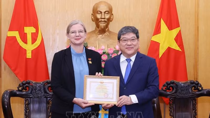 Доцент, кандидат наук Нгуен Зюи Бак вручает памятную медаль Послу Швеции во Вьетнаме Анн Маве. Фото: baoquocte.vn