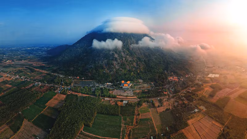 Рассвет на горе Баден. Автор: Динь Ван Куок Тхань