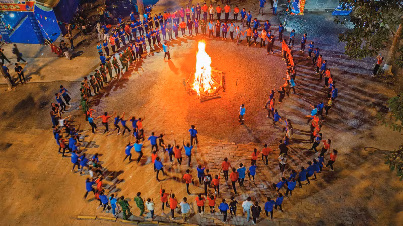 Пусть разгорится яркое пламя. Автор: Ле Тан Фат