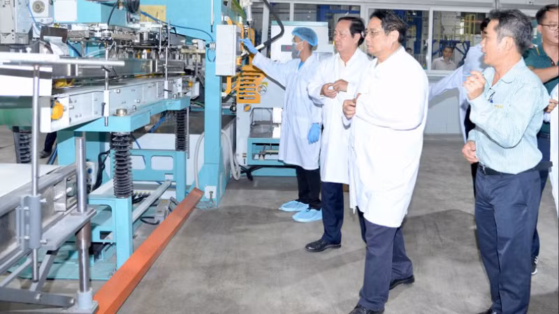 Премьер-министр Вьетнама провел рабочий визит в провинцию Донгтхап ảnh 2