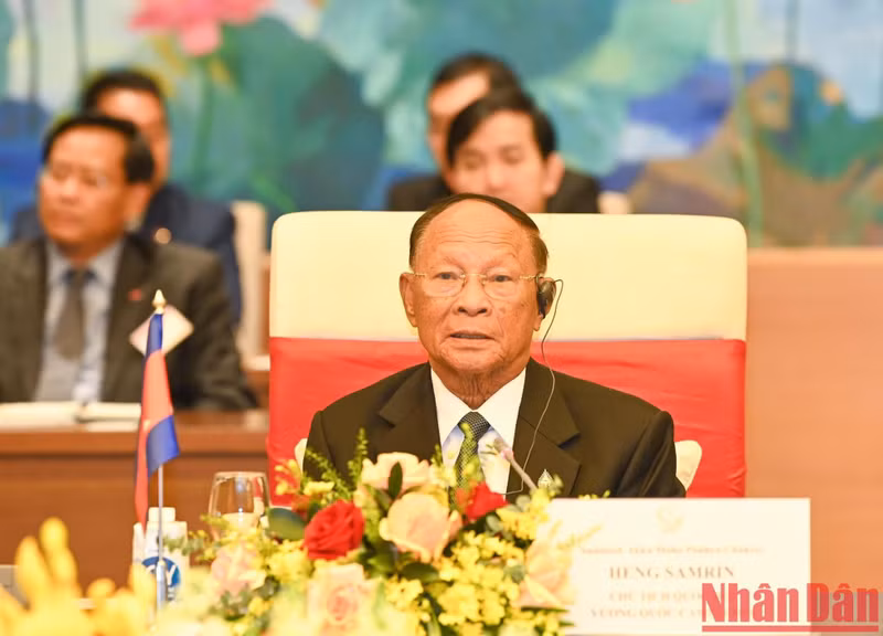 Председатель НА Камбоджи Самдек Хенг Самрин выступает с речью.