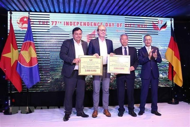 Посол Вьетнама в Германии Ву Куанг Минь (первый справа) и делегаты на мероприятии. Фото: VNA