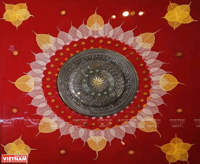 Картина «Донгшонский барабан», выполненная из листьев дерева бодхи. Фото: Конг Дат