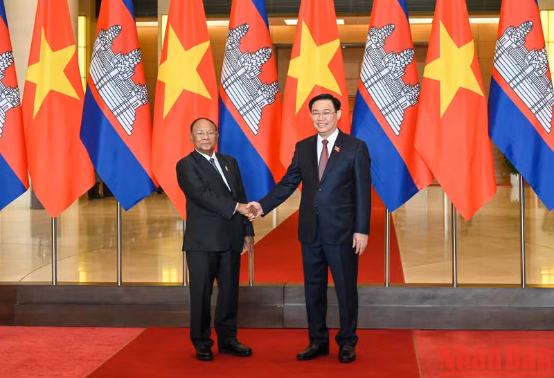 Председатель НС Вьетнама Выонг Динь Хюэ (справа) и Председатель НА Камбоджи Самдек Хенг Самрин на церемонии встречи.