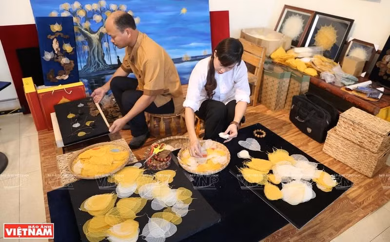 Художники соединяют листья вместе для создания картин. Фото: Тхань Жанг