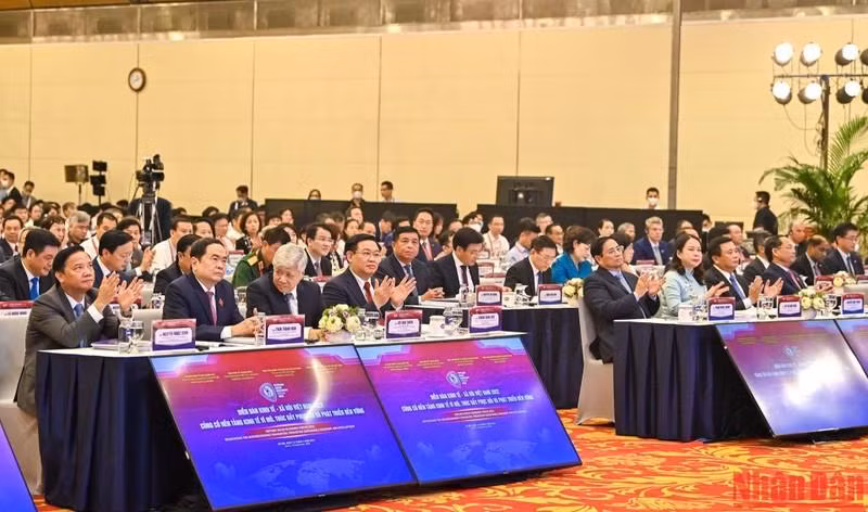 Председатель НС Вьетнама Выонг Динь Хюэ и делегаты на открытии Форума. Фото: Зюи Линь Председатель НС Вьетнама Выонг Динь Хюэ и делегаты на открытии Форума. Фото: Зюи Линь