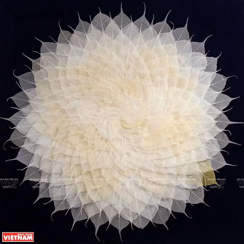 Цветок, изготовленный из листьев дерева бодхи. Фото: Тхань Жанг