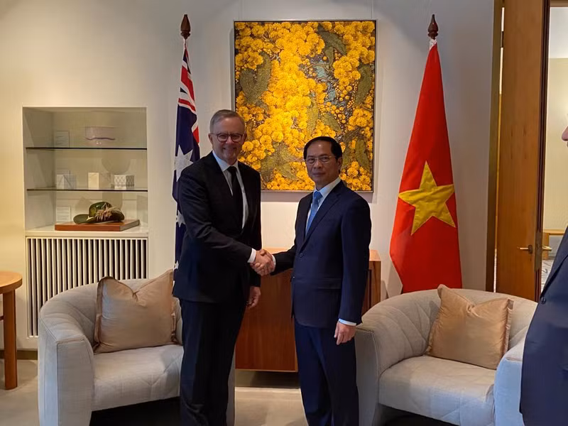 Министр иностранных дел Вьетнама Буй Тхань Шон (справа) и Премьер-министр Австралии Энтони Альбанезе. Фото: МИД Вьетнама 