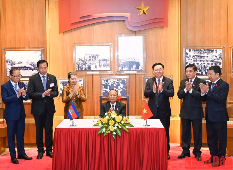 Председатель НА Камбоджи Самдек Хенг Самрин оставляет запись в золотой книге в традиционном зале НС Вьетнама.