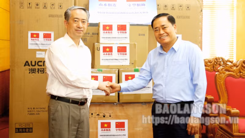 Председатель Народного комитета провинции Лангшон Хо Тиен Тхиеу принимает Посла Китая во Вьетнаме Сюн Бо.