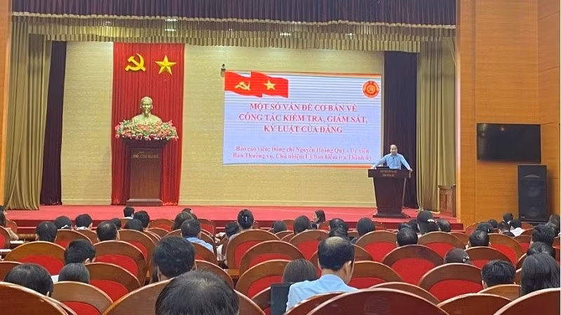 С начала срока Исполнительный комитет и Постоянное бюро Партийного комитета Халонг сосредоточили свои усилия на руководстве по повышению качества и эффективности контрольно-надзорной работы и дисциплинарных взысканий.