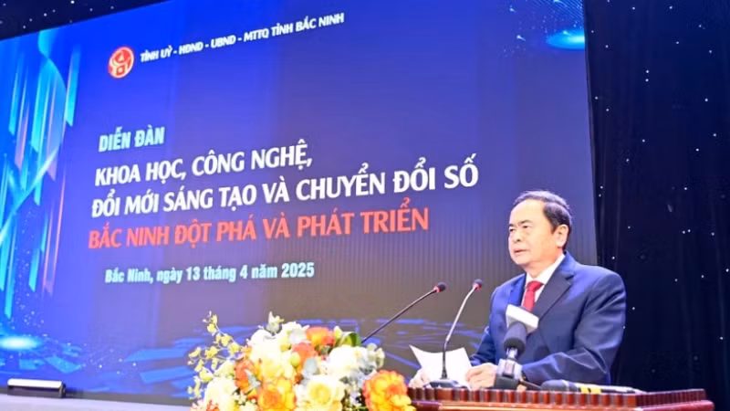 Председатель НС Чан Тхань Ман выступает с речью на форуме. Фото: Зюи Линь