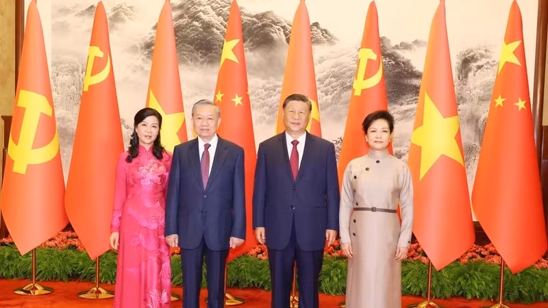 Генеральный секретарь ЦК КПВ, Президент То Лам с супругой и Генеральный секретарь ЦК КПК, Председатель Китая Си Цзиньпин с супругой фотографируются на память по случаю государственного визита Генерального секретаря ЦК КПВ, Президента То Лама с супругой в Китай, 19 августа 2024 года. Фото: ВИА