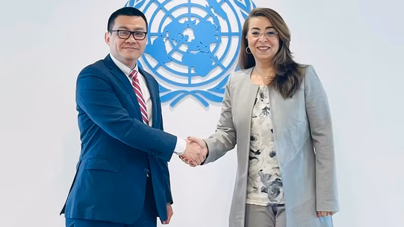 Посол Ву Ле Тхай Хоанг (слева) и Исполнительный директор Гада Фатхи Вали. 