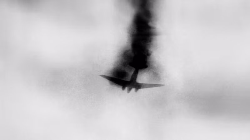 В ходе операции Дьенбьенфу наши солдаты сбили и уничтожили 177 самолетов противника всех типов, из них 62 были сбиты нашими силами ПВО. На фото: В небе над Дьенбьеном горит один из 62 сбитых нами самолетов противника. Фото: ВИА