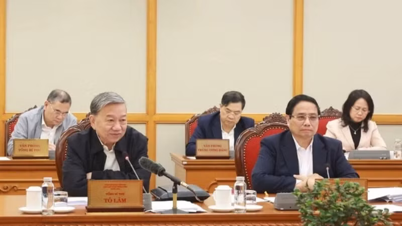 Генеральный секретарь ЦК КПВ То Лам председательствует на заседании. 