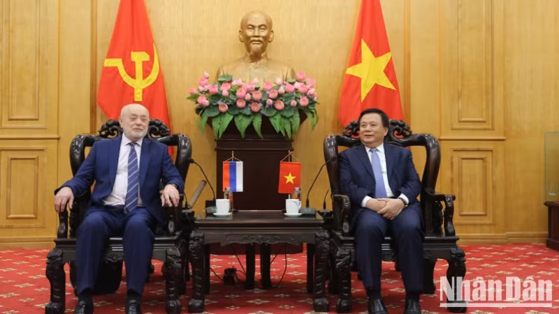 Директор Нгуен Суан Тханг (справа) и Директор Михаил Ефимович Фрадков. Фото: Хай Данг